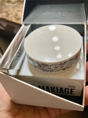 Il Makiage High Profile Skin: Anti-aging Form & Smooth Neck Treatment